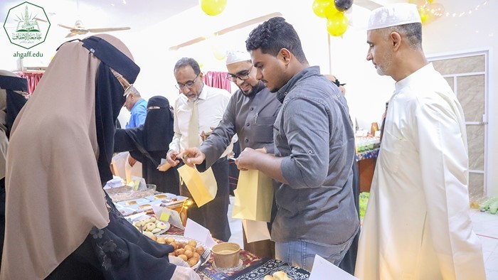 كلية البنات بجامعة الأحقاف تنظم فعالية الطبق الخيري
