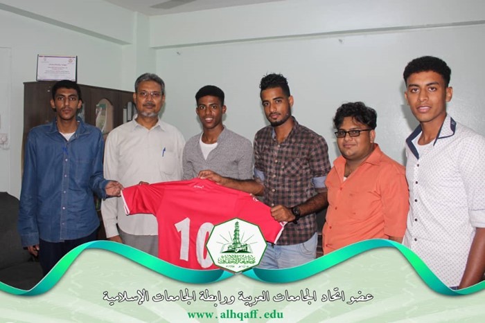 منتخب جامعة الأحقاف يستلم هدية من فريق مجمع الأحقاف الرياضي بشبام