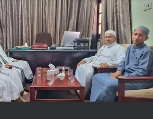 عميد كلية الشريعة والقانون يلتقي مدير مكتب جامعة الأحقاف بدولة إندونيسيا