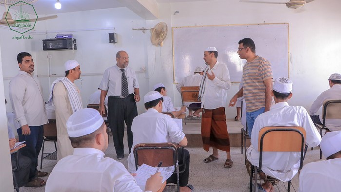 جامعة الأحقاف تدشّن الامتحانات النهائية للفصل الدراسي الثاني بكلية الشريعة والقانون بالمكلا