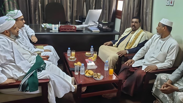 عميد كلية الشريعة والقانون جامعة الأحقاف يستقبل مدير عام مديرية تريم