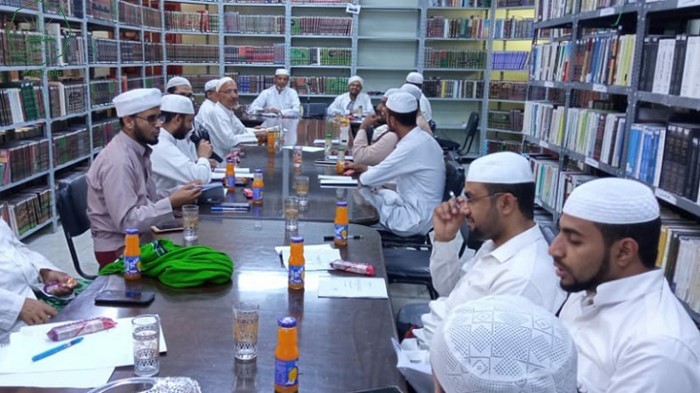 منتدى البحث العلمي بكلية الشريعة والقانون بجامعة الأحقاف يعقد جلسة بحثية بعنوان ( رواية الحديث بالمعنى وأثرها في الخلاف الفقهي).