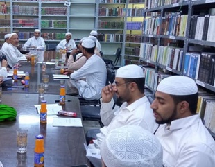 منتدى البحث العلمي بكلية الشريعة والقانون بجامعة الأحقاف يعقد جلسة بحثية بعنوان ( رواية الحديث بالمعنى وأثرها في الخلاف الفقهي).