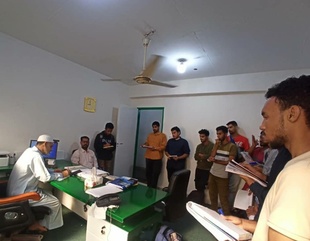 طلاب قسم أنظمة معلومات حاسوبية بجامعة الاحقاف في زيارة لإدارة شؤون الوافدين