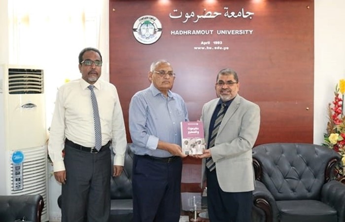 نائب رئيس جامعة الأحقاف ورئيس الجالية اليمنية في أفريقيا يلتقيان برئيس جامعة حضرموت