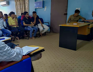 كلية الادارة والاقتصاد بجامعة الاحقاف تقيم مناقشة خطة البحث لمشاريع التخرج للعام الجامعي 2022-2023م