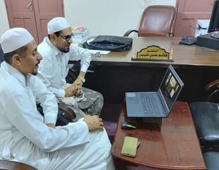 رئيس وحدة شؤون الخريجين بجامعة الاحقاف يعقد جلسة تواصل مع فريق "همة مادورا" باندونيسيا