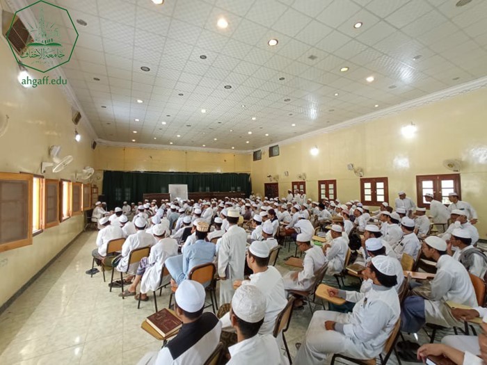 عميد كلية الشريعة والقانون ومدير التسجيل بها يتلقيان بالمستوى الاول والثاني بالكلية..