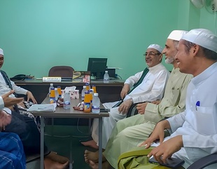 جامعة الأحقاف تستقبل الشيخ/ محمد زعيم رئيس مجلس شورى رؤساء المعاهد الدينية بإندونيسيا