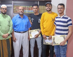 جامعة الأحقاف تكرم المشاركين في إنجاح ركن الجامعة بمعرض H. U. I للتعريف بالتخصصات الجامعية