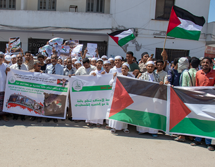 جامعة الأحقاف تنفذ وقفة تضامنية مع الشعب الفلسطيني
