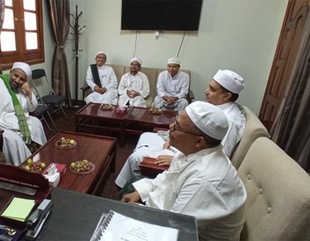 رئيس جامعة دار السلام بإندونيسيا يزور كلية الشريعة والقانون جامعة الأحقاف ويلقي محاضرة عامة للطلاب