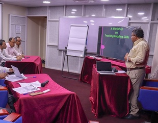 وحدة اللغة الإنجليزية بجامعة الأحقاف تقيم ورشة عمل بعنوان "استراتيجيات تدريس القراءة والكتابة باللغة الإنجليزية" بإشراف عمادة الجودة والإعتماد الأكاديمي