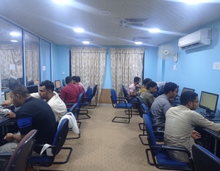 تدشين دورة النظام المحاسبي (اونكس برو) التابع لشركة يمن سوفت بمركز بحوث حضرموت بجامعة الأحقاف
