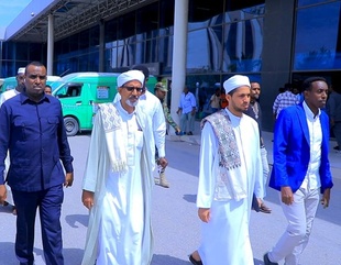 وفد جامعة الاحقاف يلتقي  العلماء والشخصيات الرسمية والاجتماعية في مقديشو