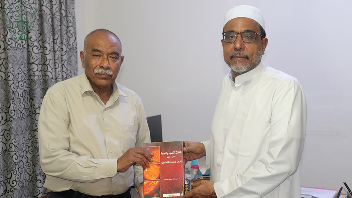 مدير مركز دراسات وأبحاث الطاقة بجامعة حضرموت يزور مركز بحوث حضرموت بجامعة الأحقاف