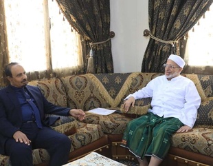 محافظ حضرموت يزور البروفيسور عبدالله باهارون ويُشيد بدوره في إثراء الحياة الأكاديمية والاجتماعية