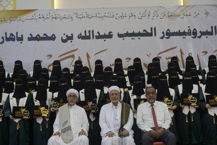 كلية البنات بجامعة الأحقاف تحتفل بتخريج الدفعة السادسة والعشرين في تخصصَي الدراسات الإسلامية وعلوم الحاسوب