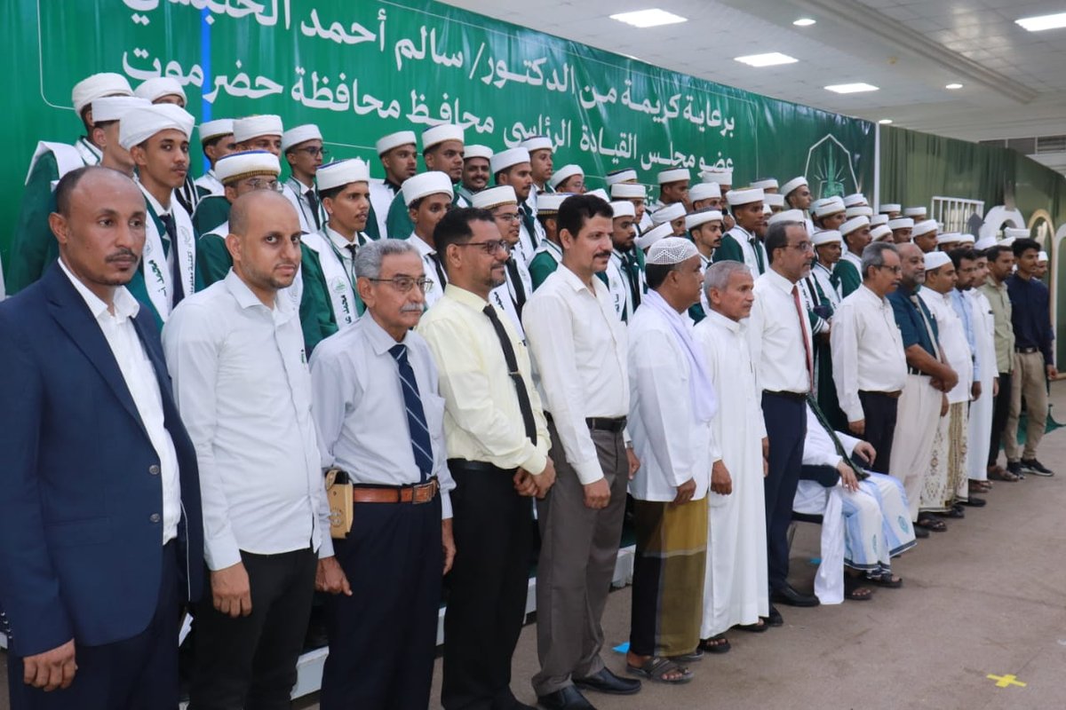 برعاية عضو مجلس القيادة الرئاسي الخنبشي.. جامعة الأحقاف تحتفي بتخريج دفعة "رواد النهضة"